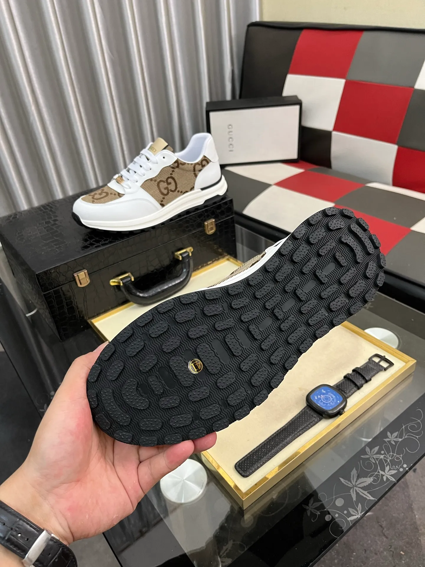 Men's shoes💰420⌚️⌚️[GUCCI] Gucci men's casual shoes are absolutely popular🔥The ultimate matching item for trendy men! The charm of super texture is irresistible, the main recommendation, the flower leather color is bright! The upper is made of high-quality cowhide + breathable fabric, sheepskin feet, wear-resistant rubber sole, noble and elegant! Extremely comfortable🎁🎁You can be as handsome as you want💪 38-442️⃣colors available